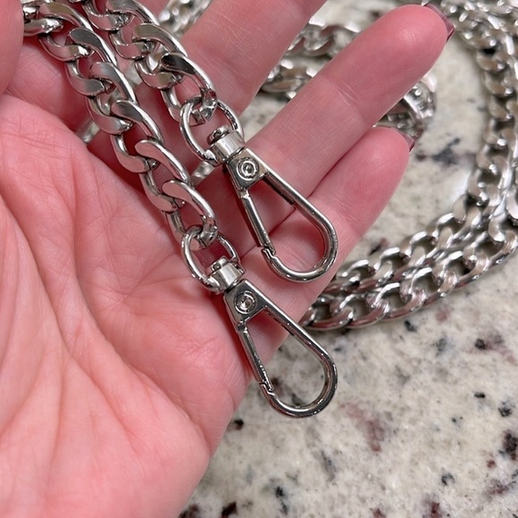 Silver crossbody strap Strap Bags or wallets new - Picture 3 of 3